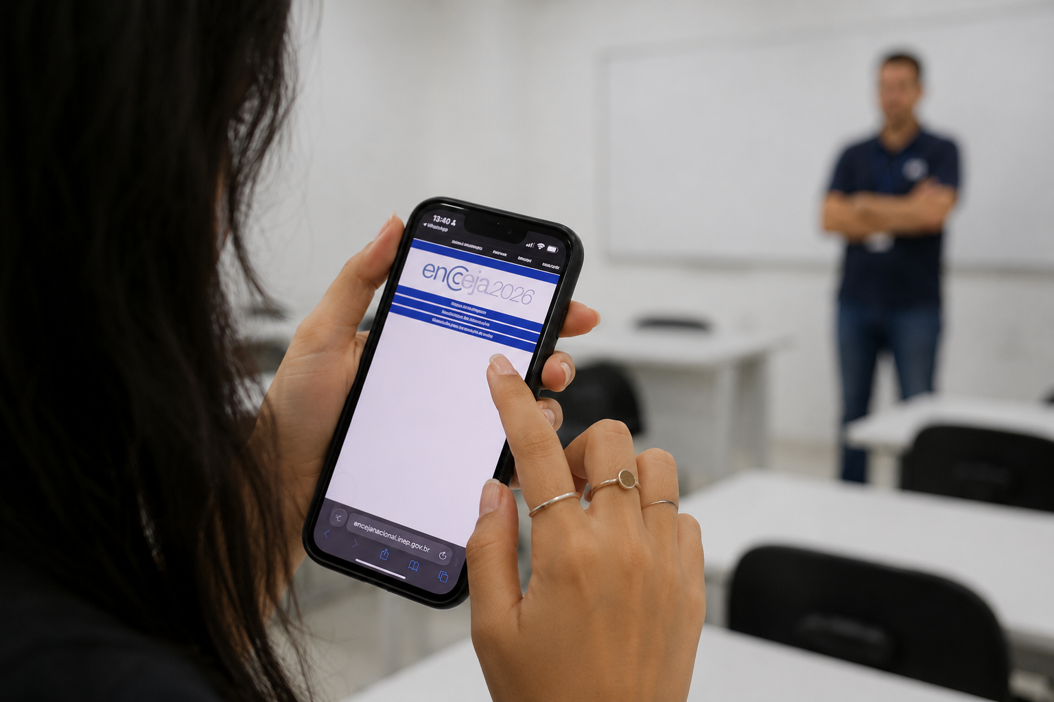 Pode levar celular para o Encceja? Veja as regras e o que é permitido